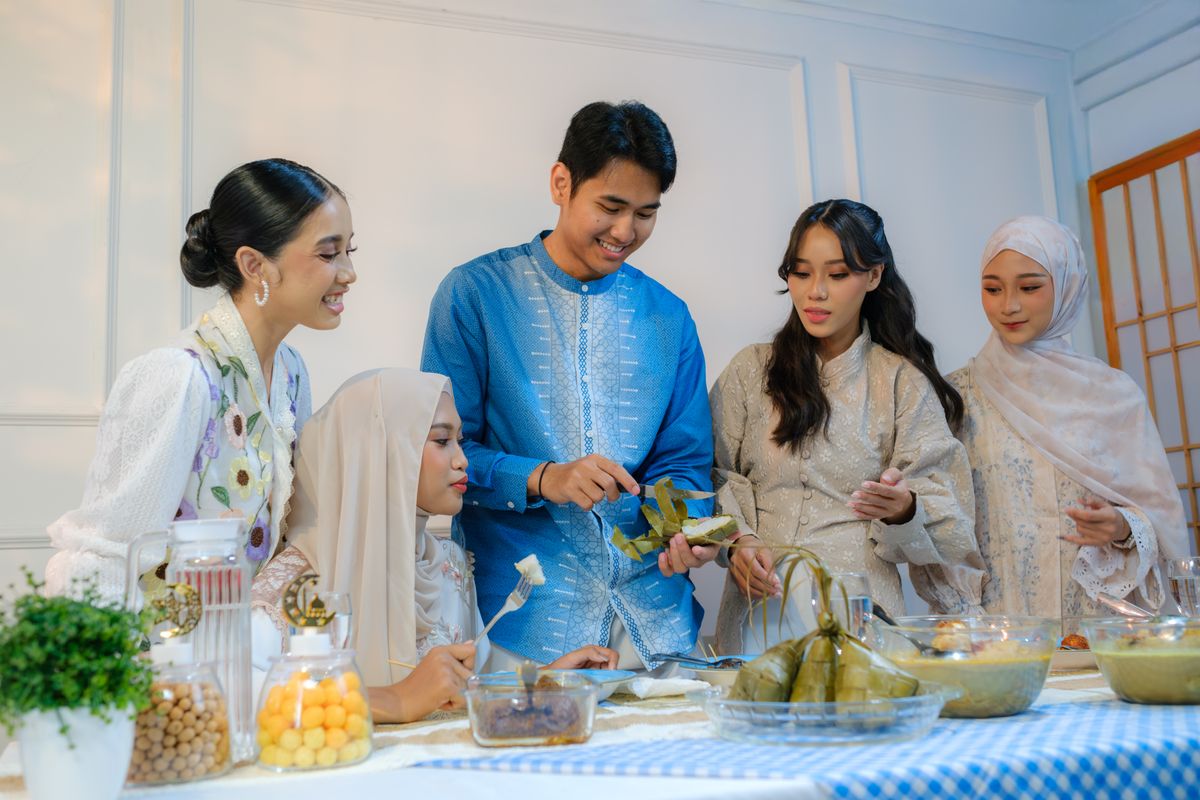 Des jeunes adultes réunis autour d’une table de fête