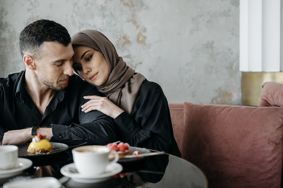 Un couple assis côte à côte dans un café