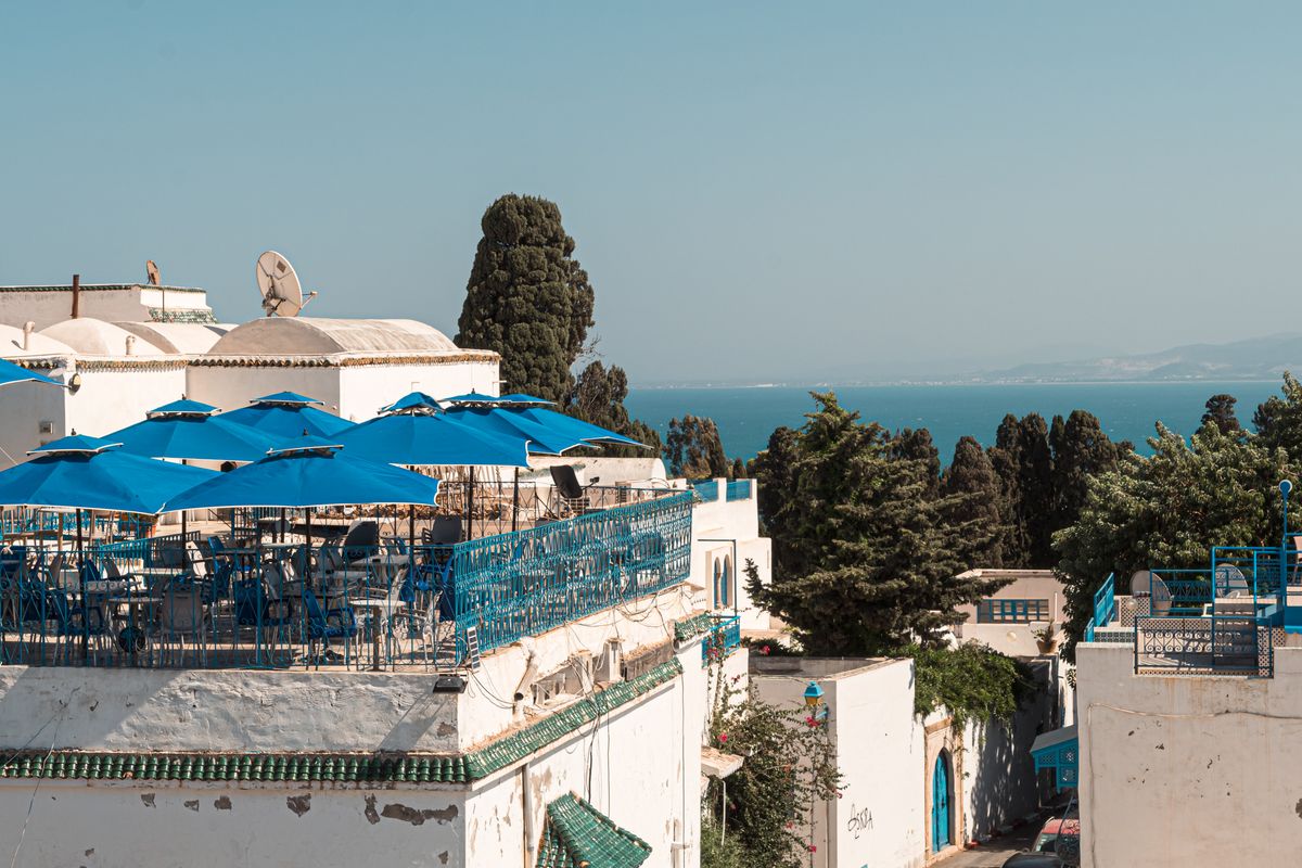 Une terrasse avec vue sur la mer à Carthage, près de Tunis
